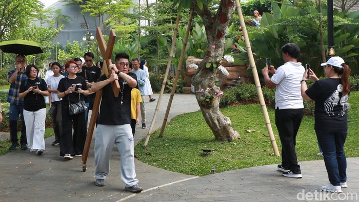 Taman Doa di Jakarta Barat Dipadati Umat Kristiani Saat Perayaan Kenaikan Yesus Kristus