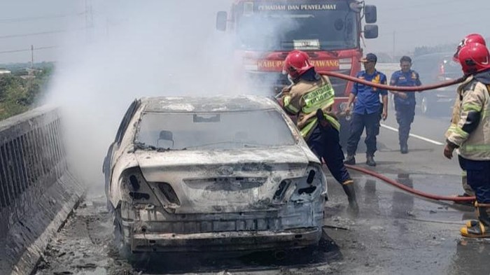 Mobil Terbakar di Tol MBZ, Sopir dan Penumpang Berhasil Selamatkan Diri