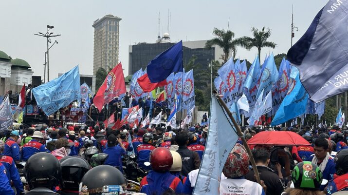 Ribuan Buruh Padati Depan DPR RI, Tuntut Regulasi Ketenagakerjaan Lindungi Hak Pekerja